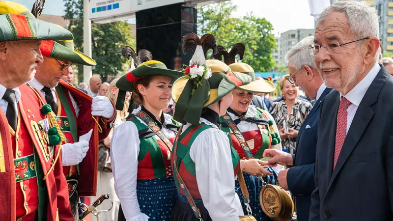 Bundespräsident Alexander Van der Bellen beim „landesüblichen Empfang“.