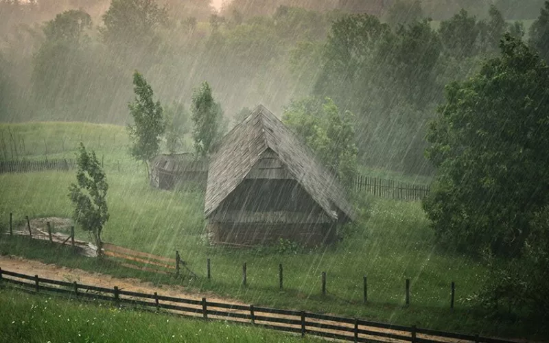 Almhütte im Regen