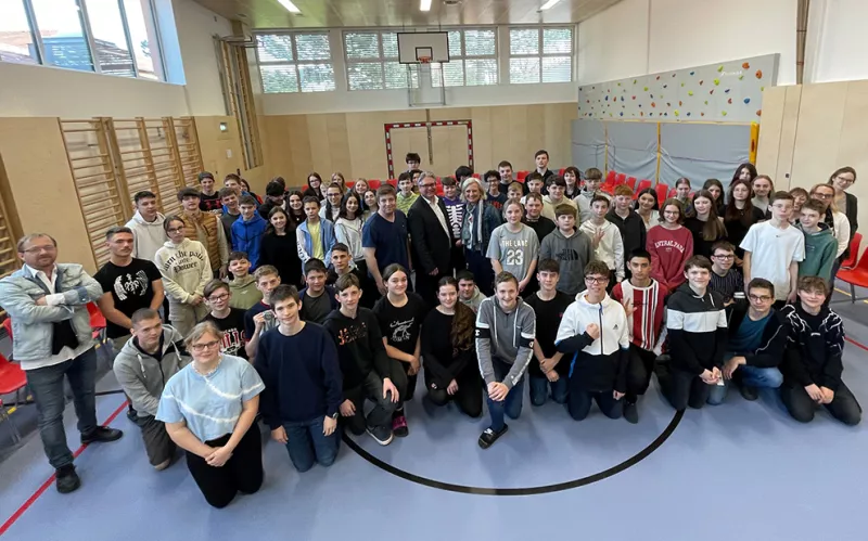 Die vier 4. Klassen der Mittelschule in Guntramsdorf beim Abschluss mit dem Bürgermeister und Jugendgemeinderat.