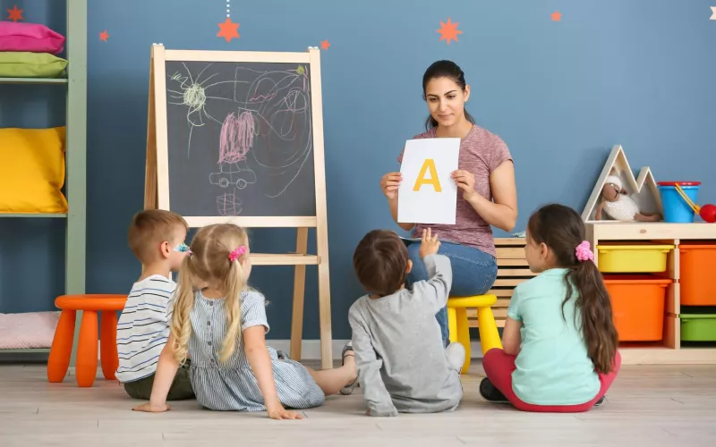 Kinder lernen Buchstaben