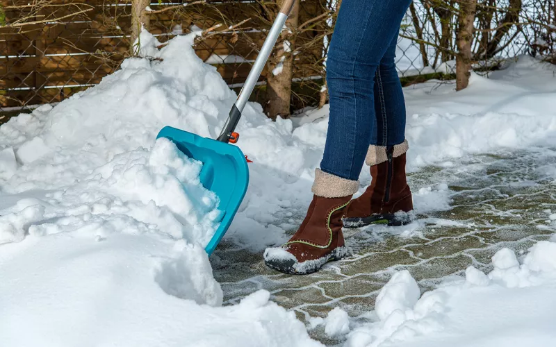 Schneeräumung mit Schaufel