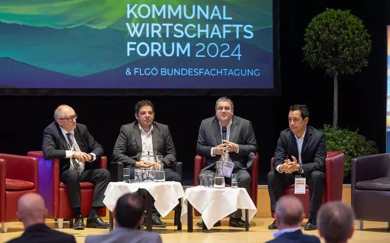 Andreas Kettenhuber (Kommunal-Kredit), Andreas Schneemann (Schneemann Energy Group), Markus Taschek und Walter Paffenhuemer (beide Raiffeisen) im Gespräch um Lösungen für Energiegemeinschaften.