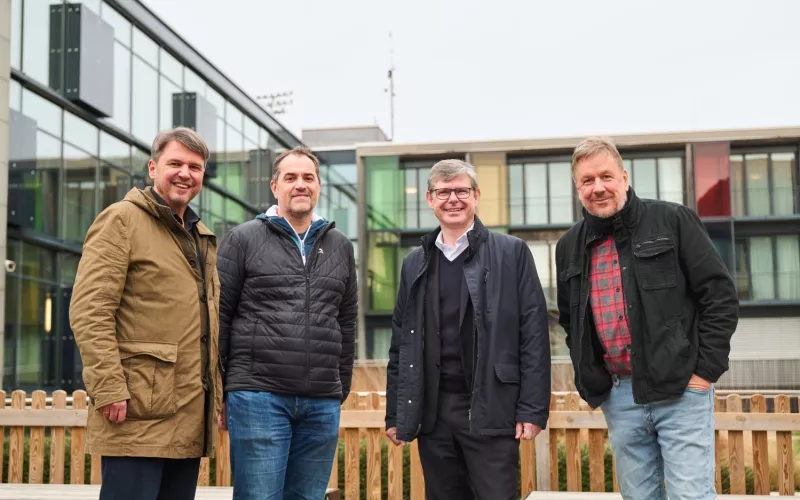 In Lustenau wurde die erste Drei Wetter-Station errichtet. Am Bild u. a.: Kurt Fischer, Bürgermeister von Lustenau, Drei-CEO Rudolf Schrefl und Wetterfachmann Jörg Kachelmann.