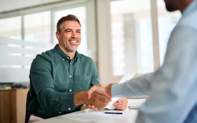 Männer schütteln einander die Hände