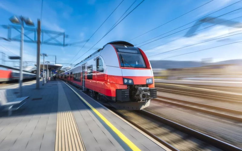 Zug fährt in eine Station ein
