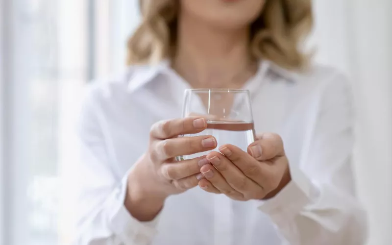 Frau mit Wasserglas