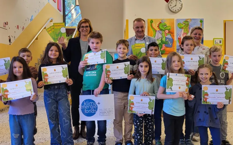 Volksschulkinder in Neufeld an der Leitha haben ihren Schulweg im Rahmen des Projekts zu Fuß spielerisch kennengelernt. Im Bild: Christine Zopf-Renner (Leiterin Mobilitätszentrale Burgenland) und Michael Lampel (Bürgermeister Neufeld an der Leitha) 