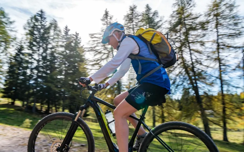 Frau auf E-Mountainbike