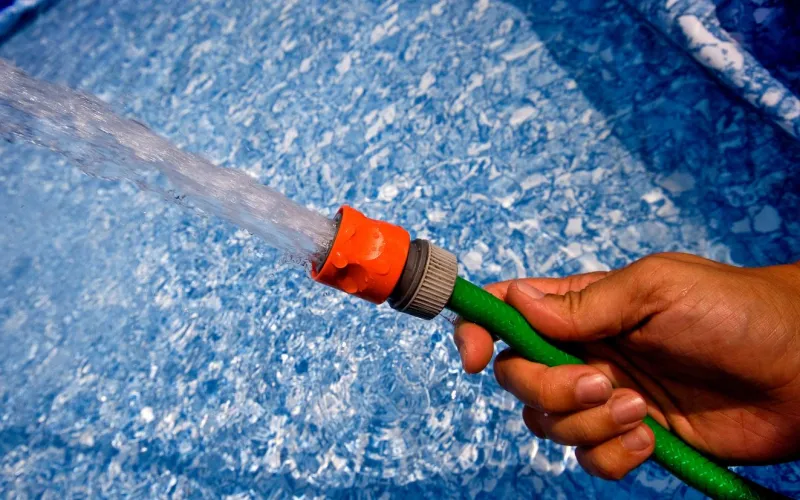Pool wird befüllt