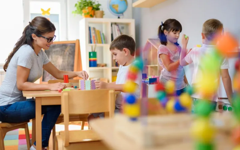 Kindergärtnerin mit Kindern