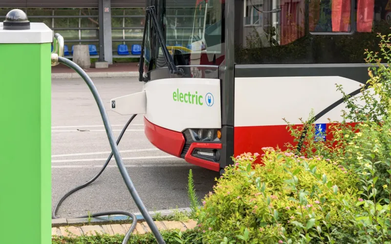 Elektrobus wird geladen