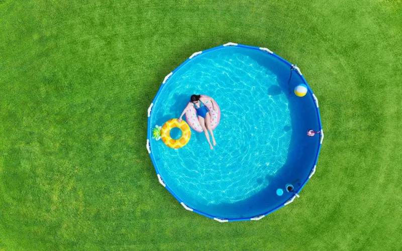 Frau in einem Swimmingpool
