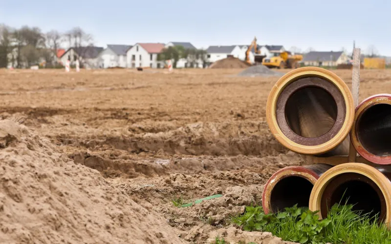 Rohre auf einer Baustelle