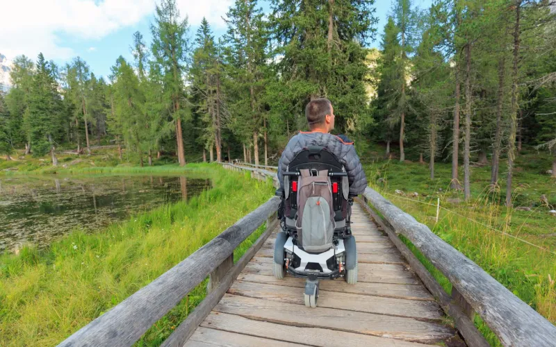 Mann im Rollstuhl auf einem Wanderweg