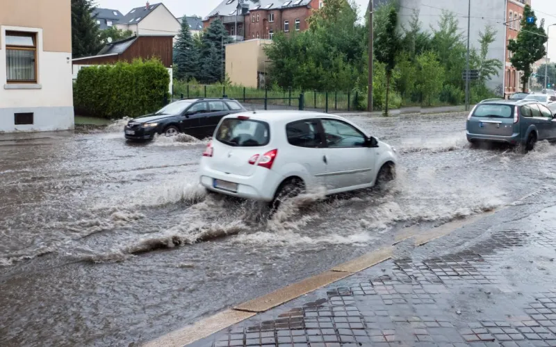 Überflutete Straße nach einem Gewitter