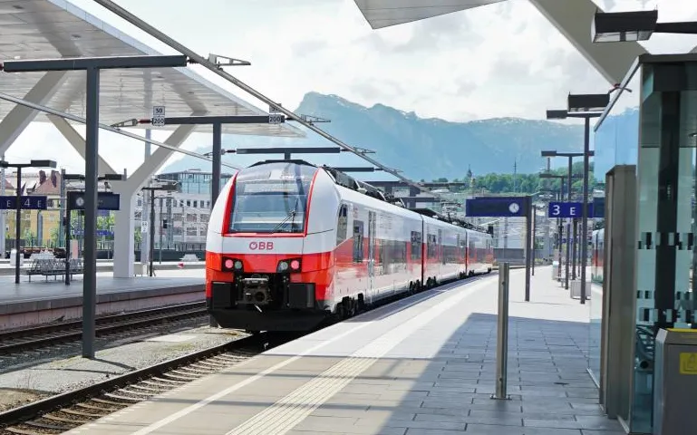 Railjet in einem Bahnhof