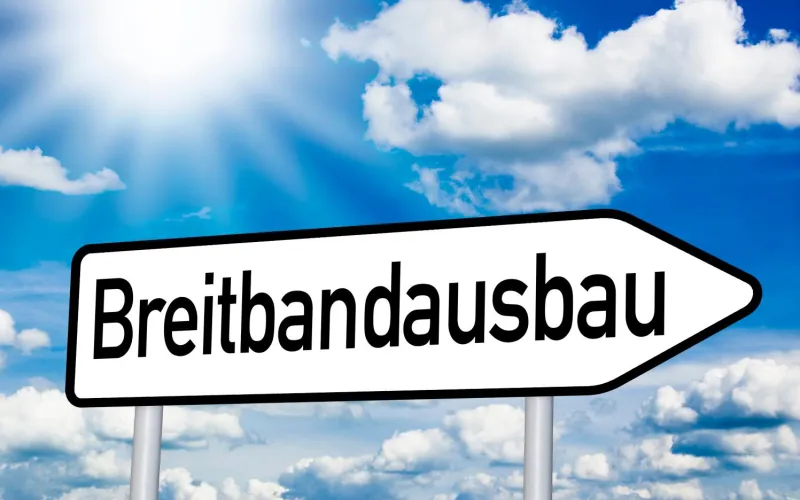 Schild mit Aufschrift "Breitbandausbau"
