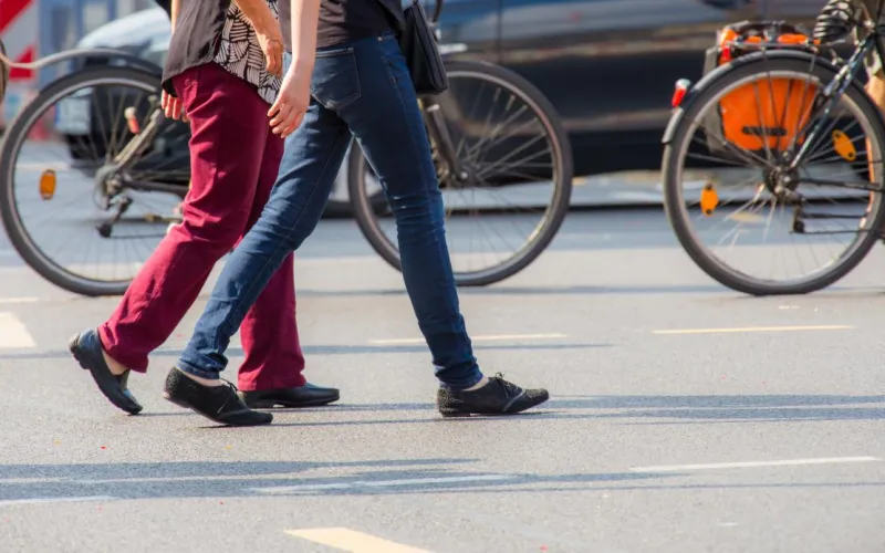 Straßenverkehr in einer großen Stadt