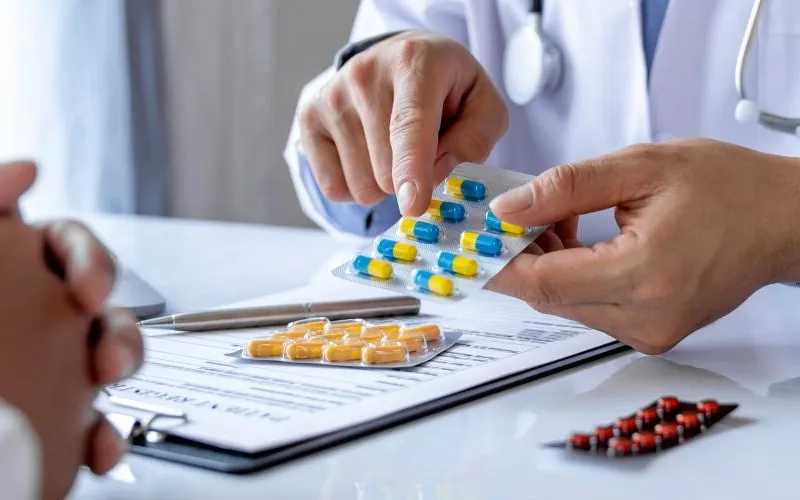 Arzt gibt Tabletten aus
