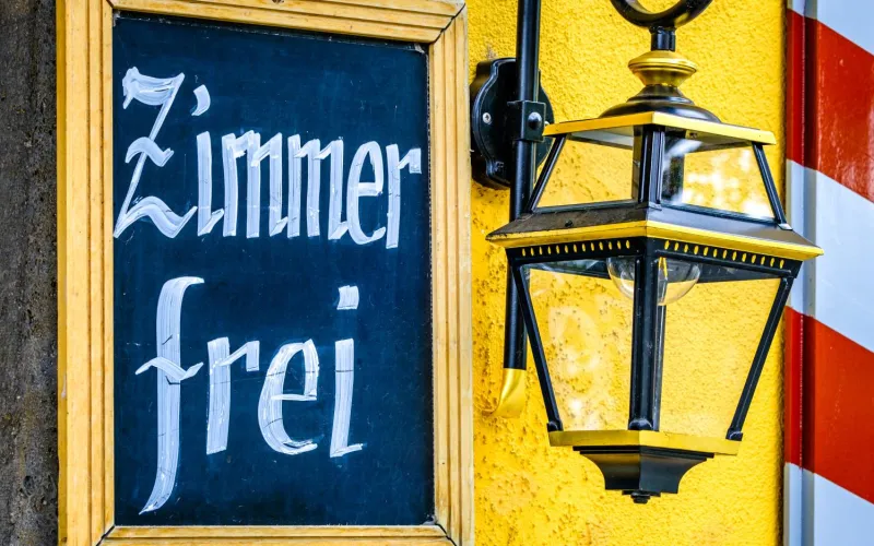 Schild "Zimmer zu vermieten"