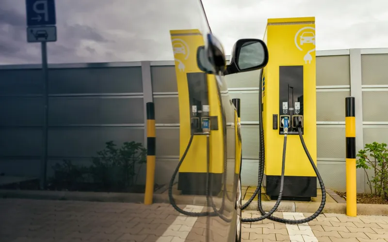 Elektroauto vor Ladesäule für Elektroautos