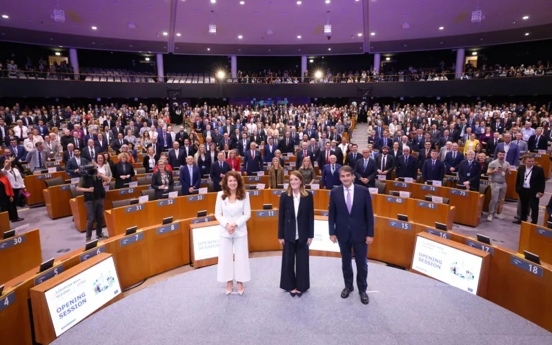 AdR-Präsidentin Kata Tüttö, Eu-Parlamentspräsidentin Roberta Metsola, und der ausführende Vizepräsident für Kohäsion und Reformen der Europäischen Komission, Raffaele Fitto, bei der Eröffnung der 23. Europäischen Woche der Regionen im EU-Parlament in Brüssel