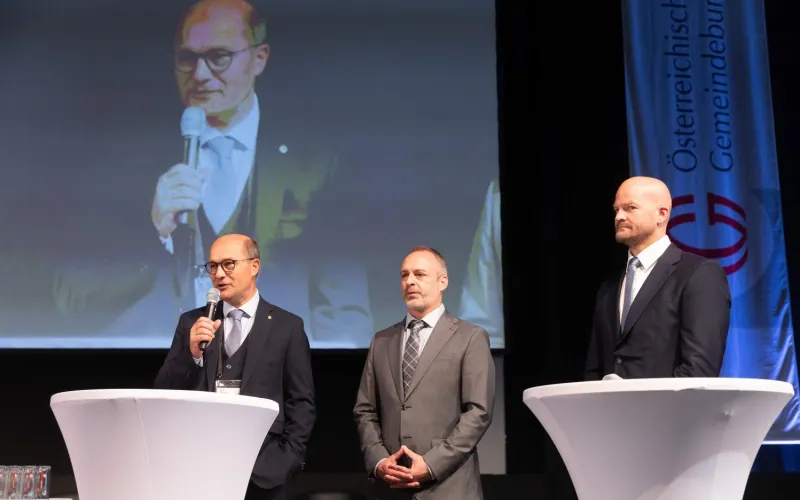 Johannes Pressl, Präsident des Österreichischen Gemeindebundes, Kärntens Gemeindebund-Präsident Günther Vallant und Kommunalverlag-Chef Michael Zimper.