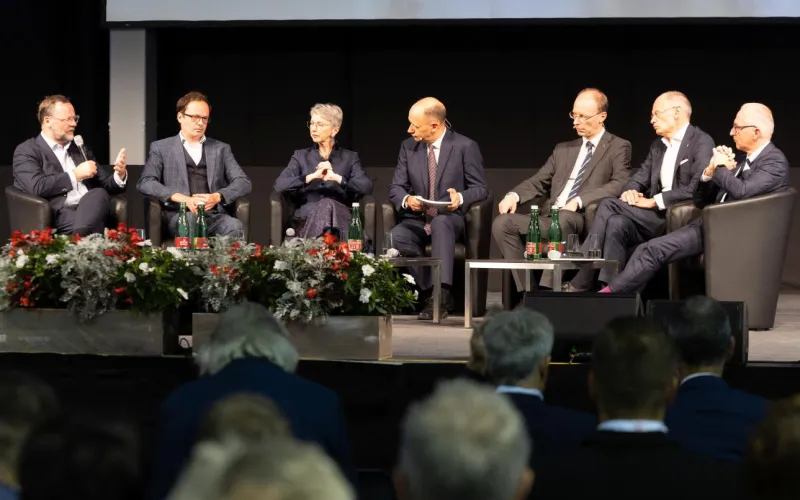 Staatssekretär Sepp Schellhorn, Eric Kirschner von Johanneum Research, Kärntens Landeshauptmann-Stellvertreterin Gaby Schaunig, Moderator Thomas Hofer, Hans Aubauer, Leiter des Gesundheitsbereichs bei der UNIQA-Versicherung, Post-CEO Walter Oblin und Gerhard Christiner, Vorstandssprecher der Austria Power Grid APG