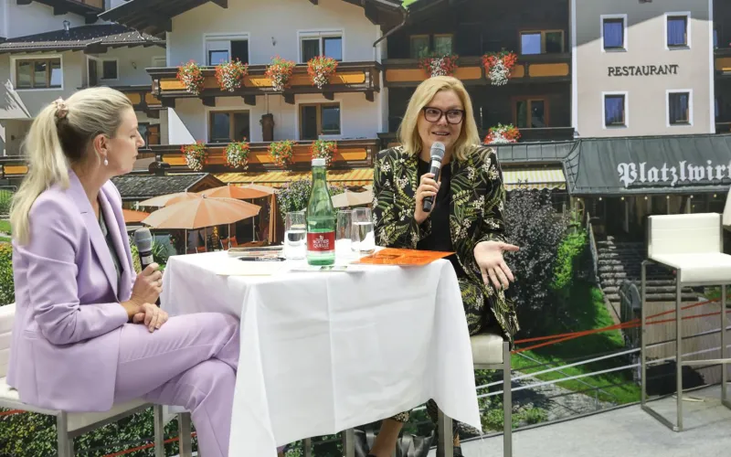 Moderatorin Martina Klementin und Kathrin Stainer-Hämmerle 