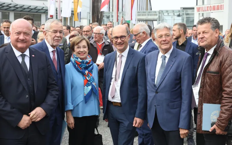 Bundeskanzler Christian Stocker, Bundespräsident Alexander Van der Bellen mit Ehefrau Doris Schmidauer, Gemeindebundpräsident Johannes Pressl, Landeshauptmann Peter Kaiser und der Klagenfurter Bürgermeister Christian Scheider.