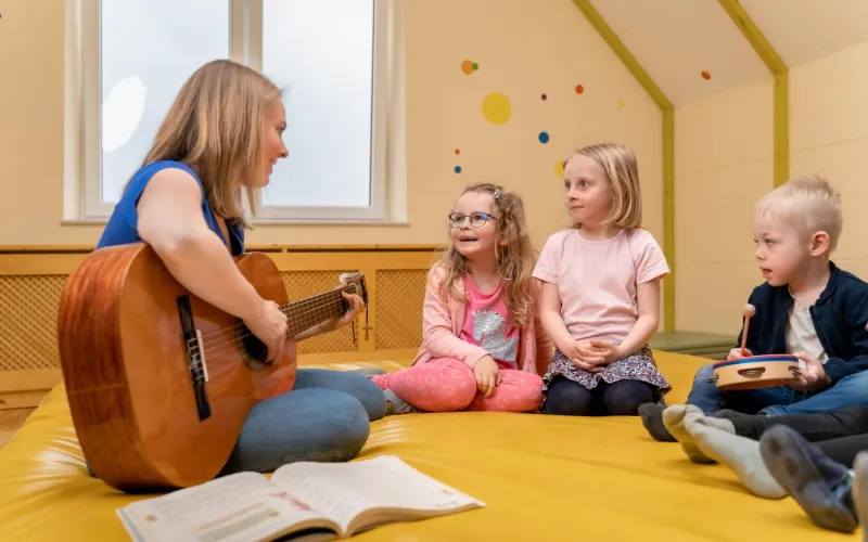 Kinder mit Kindergartenpädagogin
