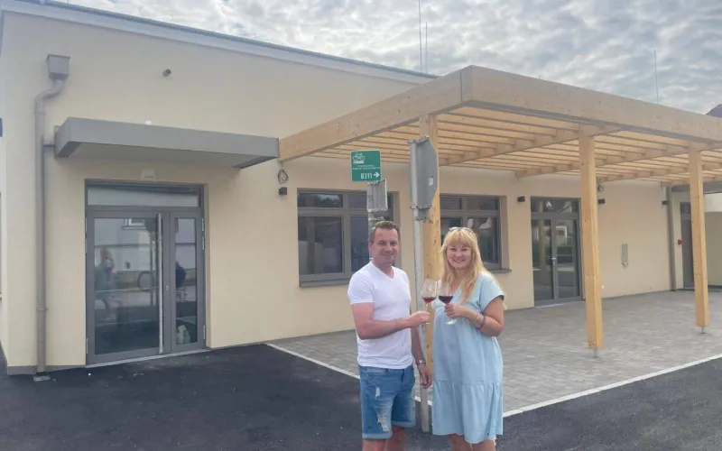  Bürgermeister Ivan Grujic und Vize Karin Vukman-Artner vor dem Gasthaus.
