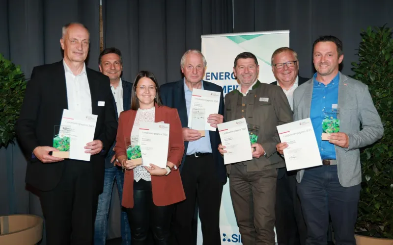 Landtagsabgeordneter Simon Wallner und Gerhard Löffler (Leiter Referat 4/04 - Energiewirtschaft und -beratung) bei der Überreichung des Landesenergiepreises in der Kategorie „Photovoltaik im Gemeindegebiet“ an die Gemeinden: Abtenau, Altenmarkt im Pongau, Goldegg, Hüttau und Kuchl. 