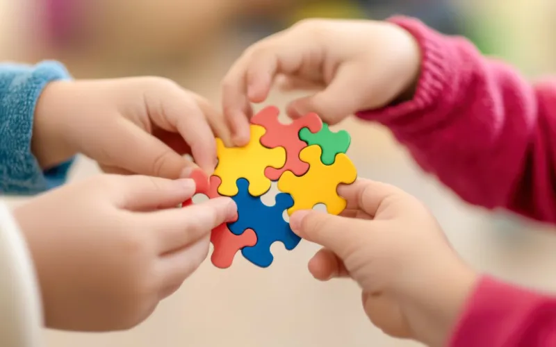 Kinder setzen ein Puzzle zusammen