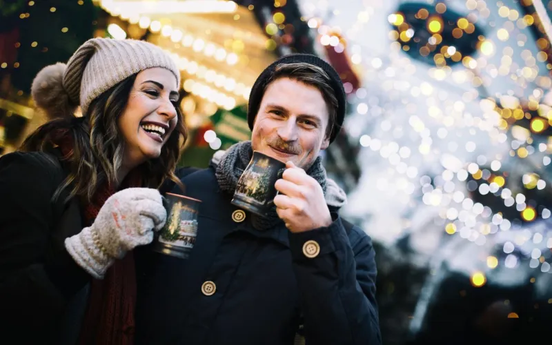 Pärchen auf dem Weihnachtsmarkt 