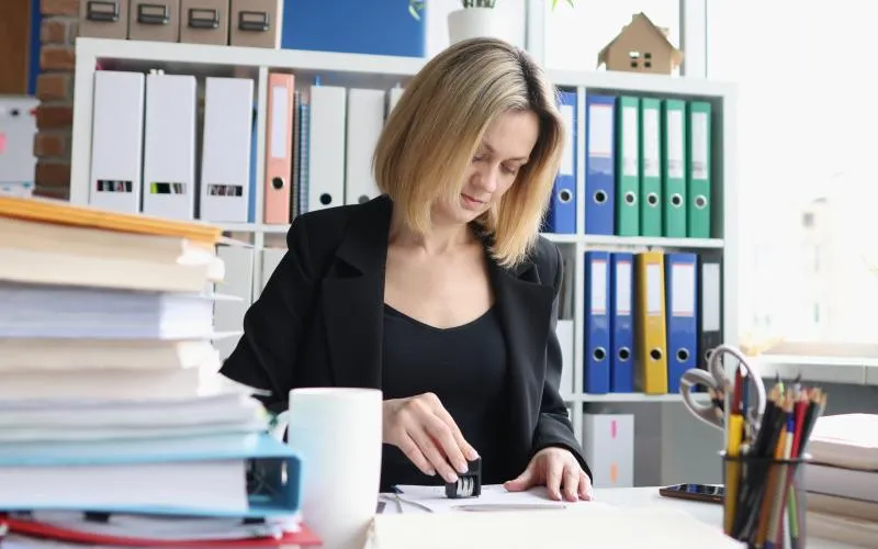 Frau arbeitet in einem Büro