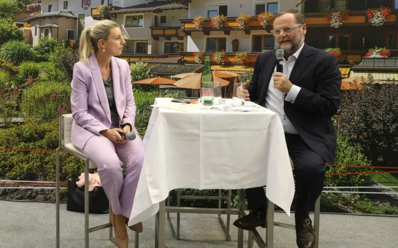 Staatssekretär Sepp Schellhorn mit Moderatorin Martin Klementin.