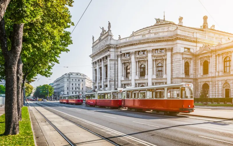 Straßenbahn vor dem Burgtheater