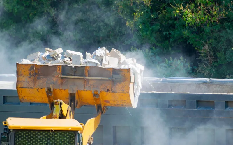 Bagger mit Bauschutt