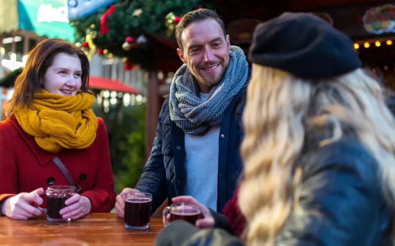 Menschen bei einem Punschstand