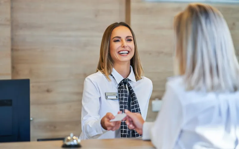 Frauen an der Rezeption eines Hotels