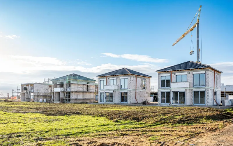 Baustelle mit Kran im Neubaugebiet