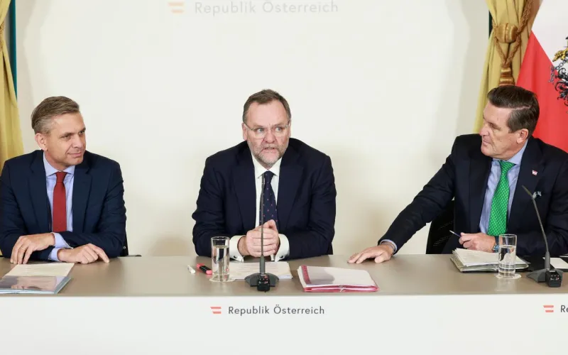 Wirtschaftsminister Wolfgang Hattmannsdorfer, Staatssekretär Sepp Schellhorn und Verkehrsminister Peter Hanke beim Pressefoyer nach dem Ministerrat.
