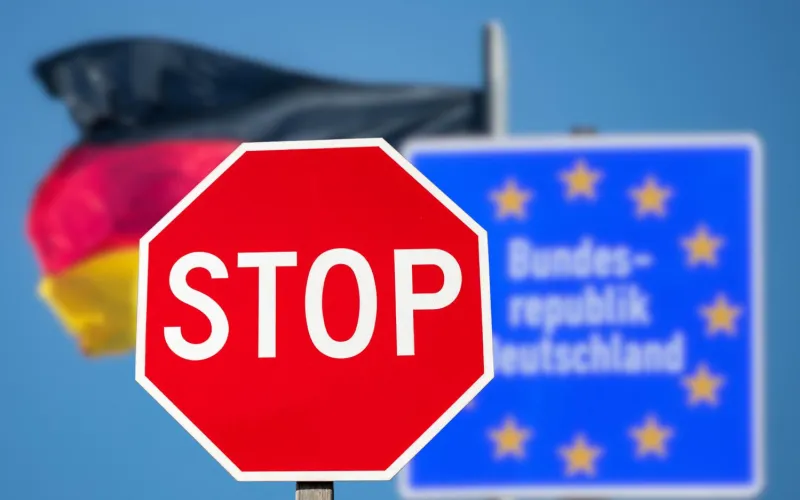 Schild Bundesrepublik Deutschland und Stoppschild als Symbol für die geschlossene deutsche Grenze