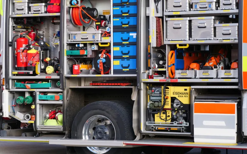 Ausrüstung in einem Feuerwehrfahrzeug