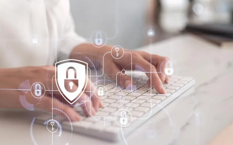 Hände an Computertastatur