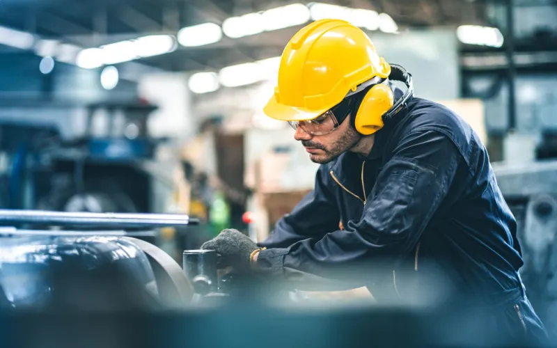 Arbeiter an einer Maschine