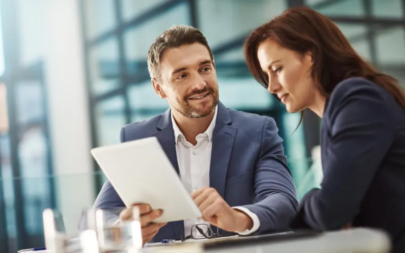 Chef mit Mitarbeiterin