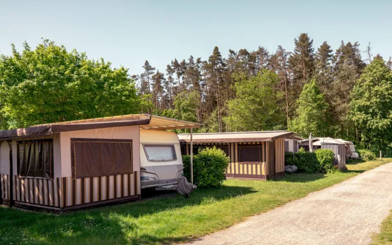 Wohnwagen als Dauercamper auf dem Campingplatz