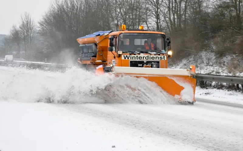 Schneepflug beim Schneeräumen